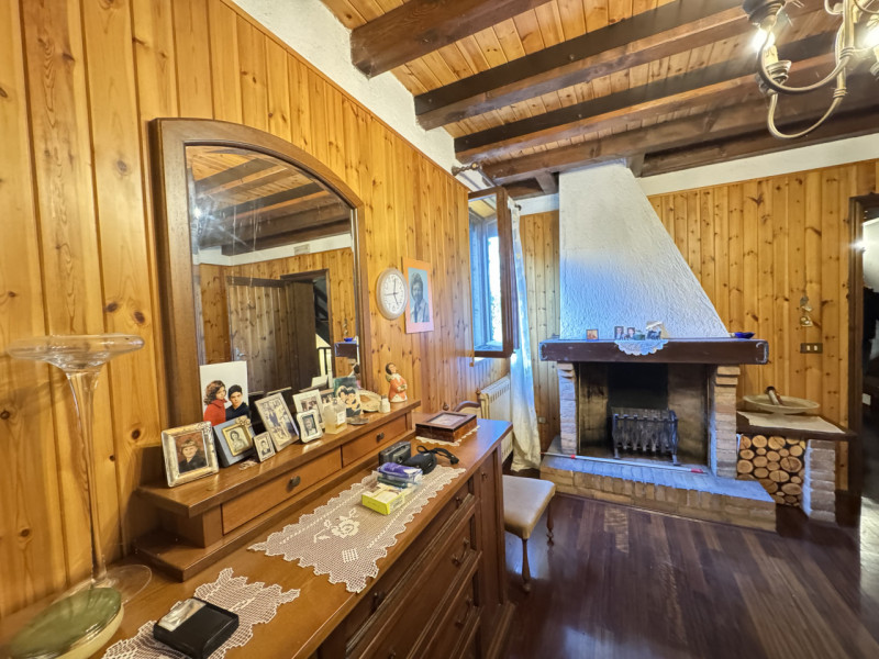 Nel cuore dei colli di Cordignano, AMPIO E TRNAQUILLO CASALE, immerso nel verde e nella pace. La ...