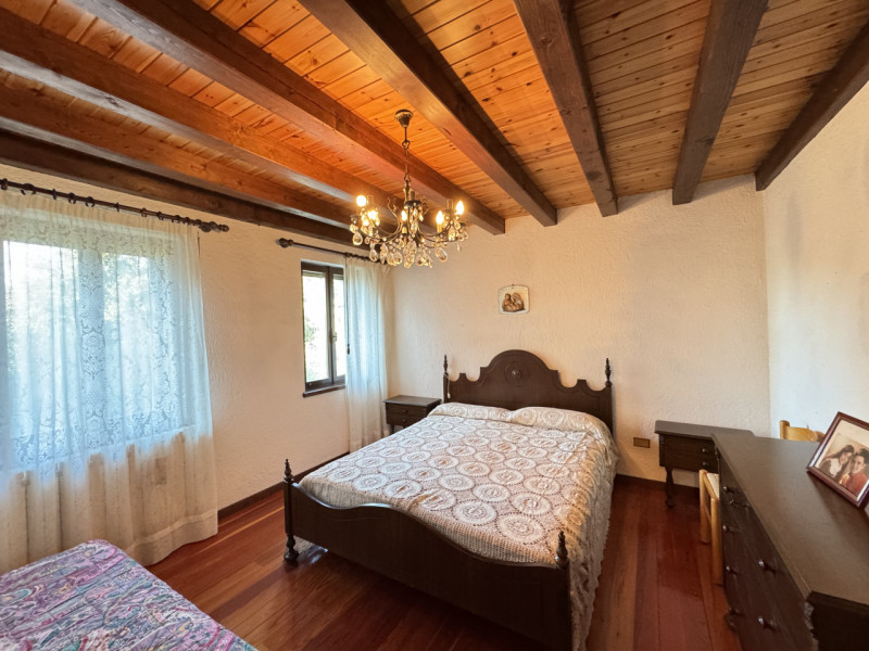 Nel cuore dei colli di Cordignano, AMPIO E TRNAQUILLO CASALE, immerso nel verde e nella pace. La ...