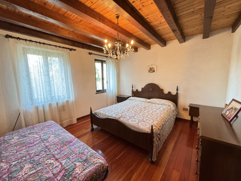 Nel cuore dei colli di Cordignano, AMPIO E TRNAQUILLO CASALE, immerso nel verde e nella pace. La ...