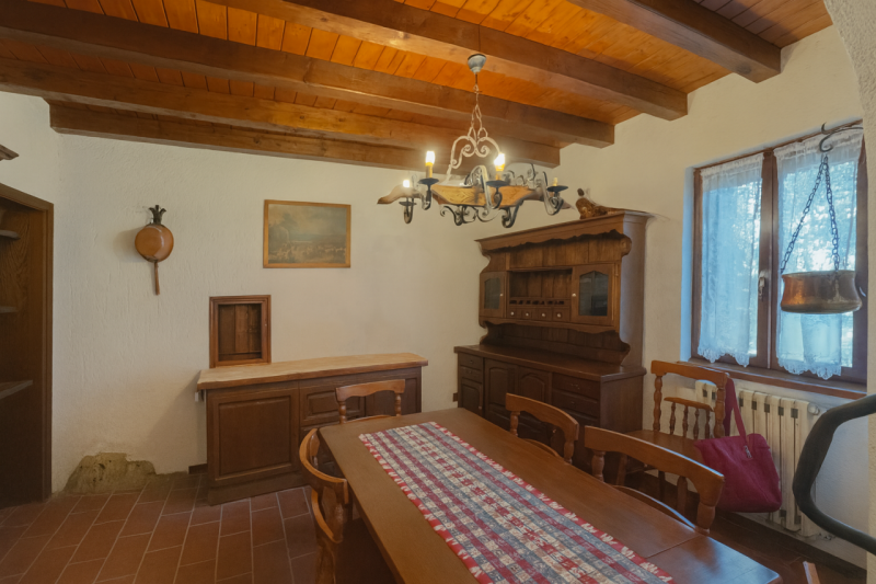 Nel cuore dei colli di Cordignano, AMPIO E TRNAQUILLO CASALE, immerso nel verde e nella pace. La ...