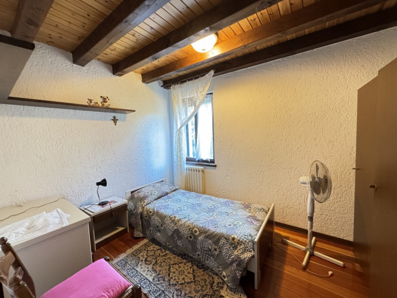 Nel cuore dei colli di Cordignano, AMPIO E TRNAQUILLO CASALE, immerso nel verde e nella pace. La ...