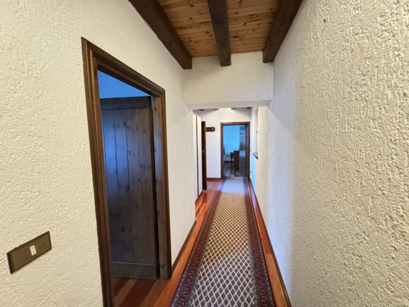 Nel cuore dei colli di Cordignano, AMPIO E TRNAQUILLO CASALE, immerso nel verde e nella pace. La ...