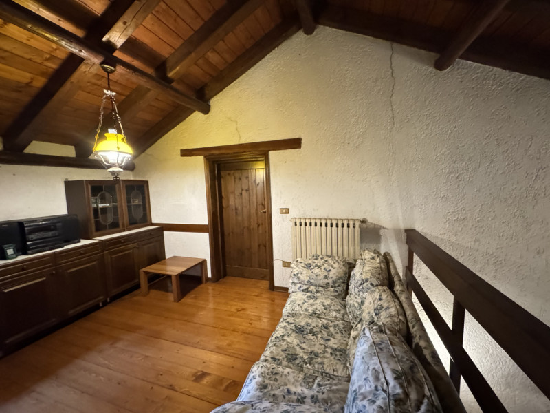 Nel cuore dei colli di Cordignano, AMPIO E TRNAQUILLO CASALE, immerso nel verde e nella pace. La ...