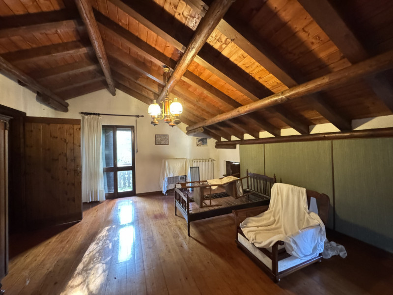 Nel cuore dei colli di Cordignano, AMPIO E TRNAQUILLO CASALE, immerso nel verde e nella pace. La ...