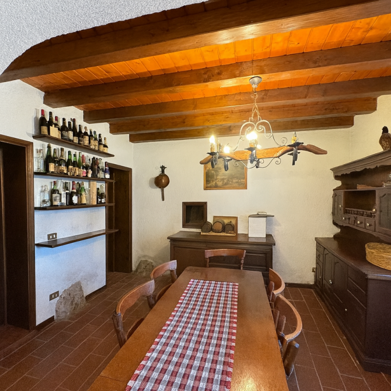 Nel cuore dei colli di Cordignano, AMPIO E TRNAQUILLO CASALE, immerso nel verde e nella pace. La ...