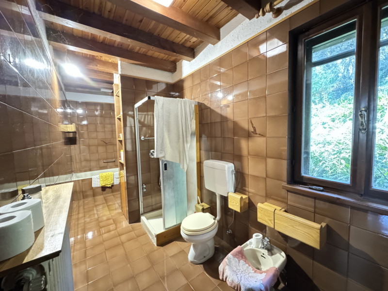 Nel cuore dei colli di Cordignano, AMPIO E TRNAQUILLO CASALE, immerso nel verde e nella pace. La ...