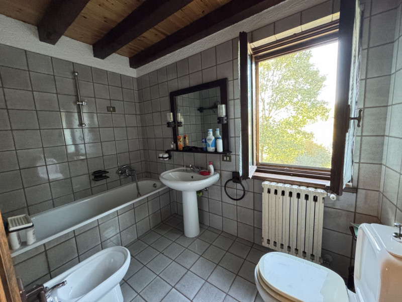 Nel cuore dei colli di Cordignano, AMPIO E TRNAQUILLO CASALE, immerso nel verde e nella pace. La ...