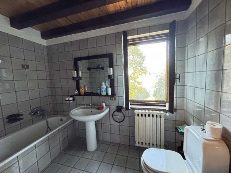 Nel cuore dei colli di Cordignano, AMPIO E TRNAQUILLO CASALE, immerso nel verde e nella pace. La ...