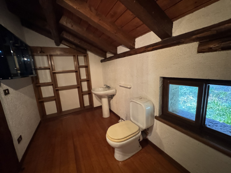 Nel cuore dei colli di Cordignano, AMPIO E TRNAQUILLO CASALE, immerso nel verde e nella pace. La ...