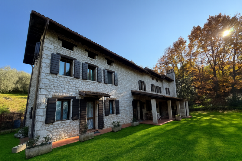 Nel cuore dei colli di Cordignano, AMPIO E TRNAQUILLO CASALE, immerso nel verde e nella pace. La ...