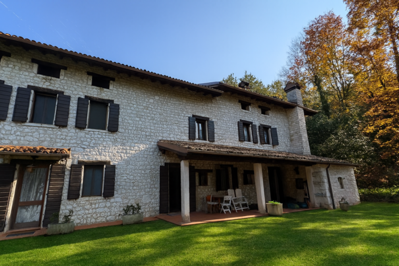 Nel cuore dei colli di Cordignano, AMPIO E TRNAQUILLO CASALE, immerso nel verde e nella pace. La ...