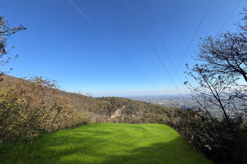 Nel cuore dei colli di Cordignano, AMPIO E TRNAQUILLO CASALE, immerso nel verde e nella pace. La ...