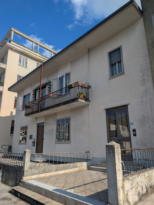 BOZZAAAAA NOPN GIRARE  SCHIO - SS. Trinità - Casa indipendente composta da due appartamenti oltre...