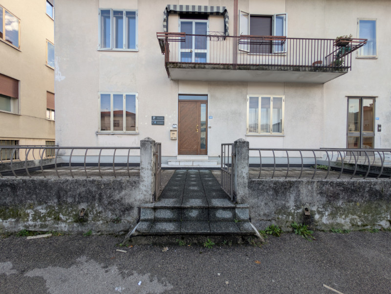 BOZZAAAAA NOPN GIRARE  SCHIO - SS. Trinità - Casa indipendente composta da due appartamenti oltre...