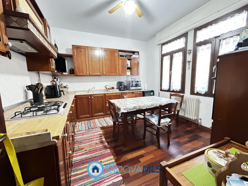 Immobile in esclusiva al Gruppo Padova MLS
Scopri questa affascinante bifamiliare situata nel cuo...