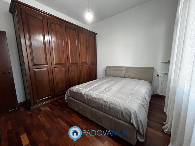 Immobile in esclusiva al Gruppo Padova MLS
Scopri questa affascinante bifamiliare situata nel cuo...