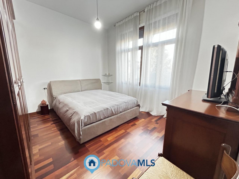 Immobile in esclusiva al Gruppo Padova MLS
Scopri questa affascinante bifamiliare situata nel cuo...