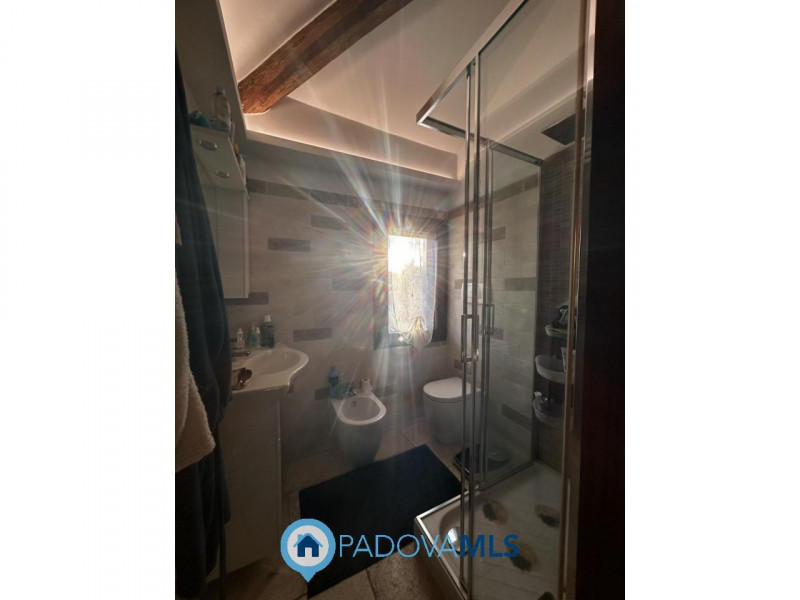 Immobile in esclusiva al Gruppo Padova MLS
Scopri questa affascinante bifamiliare situata nel cuo...