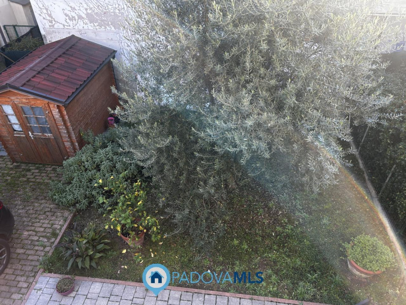 Immobile in esclusiva al Gruppo Padova MLS
Scopri questa affascinante bifamiliare situata nel cuo...