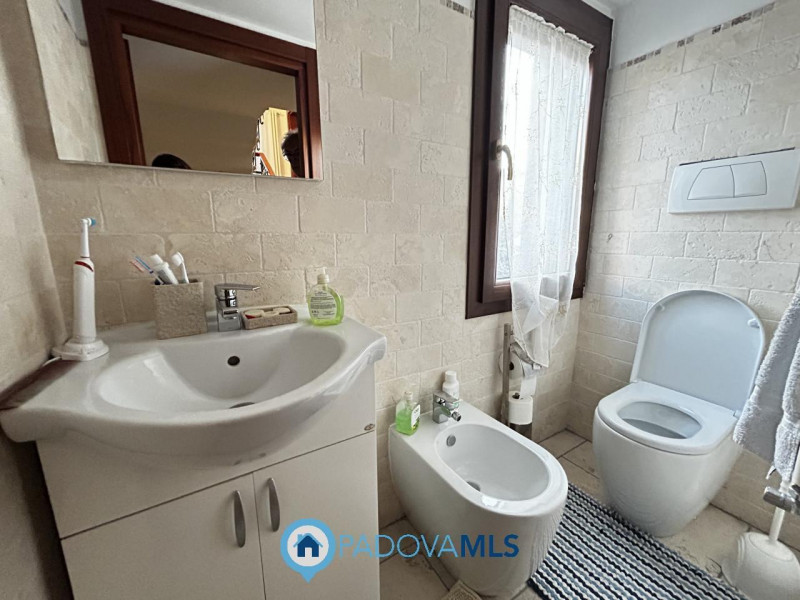 Immobile in esclusiva al Gruppo Padova MLS
Scopri questa affascinante bifamiliare situata nel cuo...