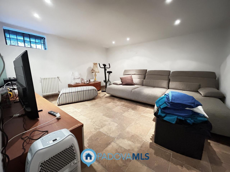 Immobile in esclusiva al Gruppo Padova MLS
Scopri questa affascinante bifamiliare situata nel cuo...