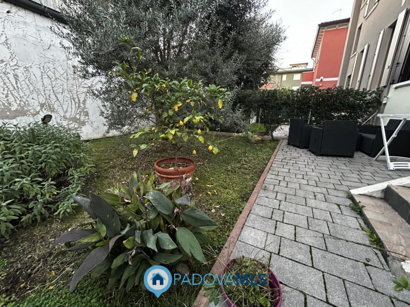 Immobile in esclusiva al Gruppo Padova MLS
Scopri questa affascinante bifamiliare situata nel cuo...