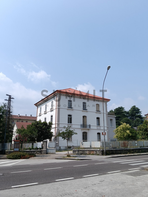 SCHIO - Quartiere A. Rossi: stupendo appartamento TRICAMERE di mq. 195 da ristrutturare, sviluppa...