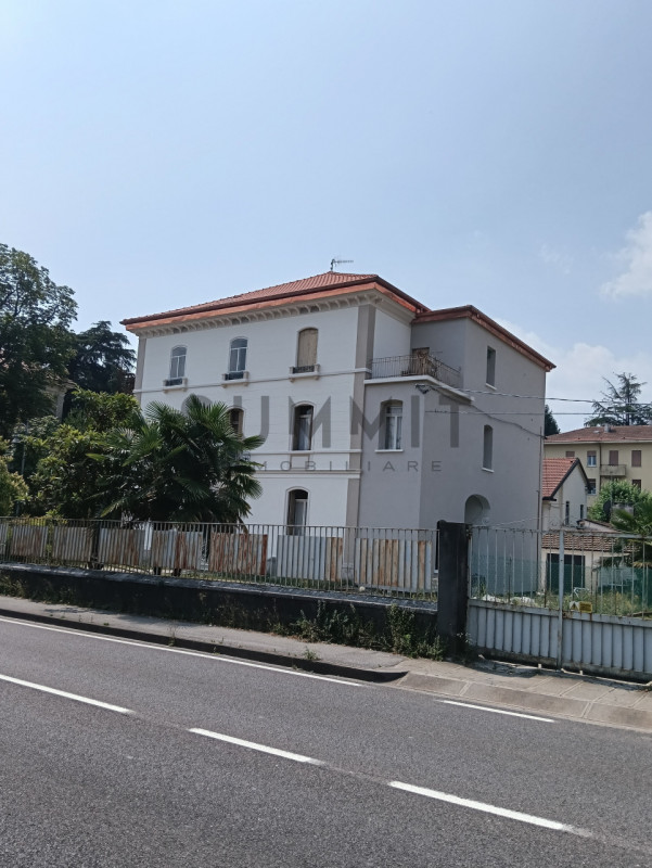 SCHIO - Quartiere A. Rossi: stupendo appartamento TRICAMERE di mq. 195 da ristrutturare, sviluppa...