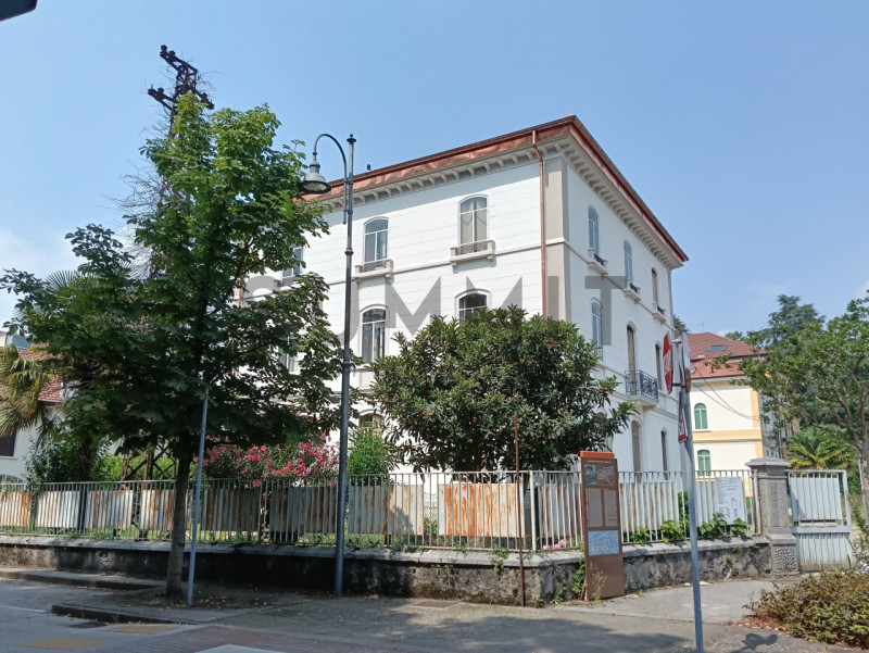 SCHIO - Quartiere A. Rossi: stupendo appartamento TRICAMERE di mq. 195 da ristrutturare, sviluppa...