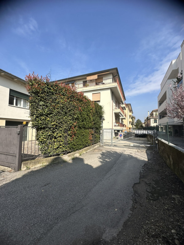 Zona Facciolati disponibile locazione a studentessa stanza matrimoniale in condivisione con altra...