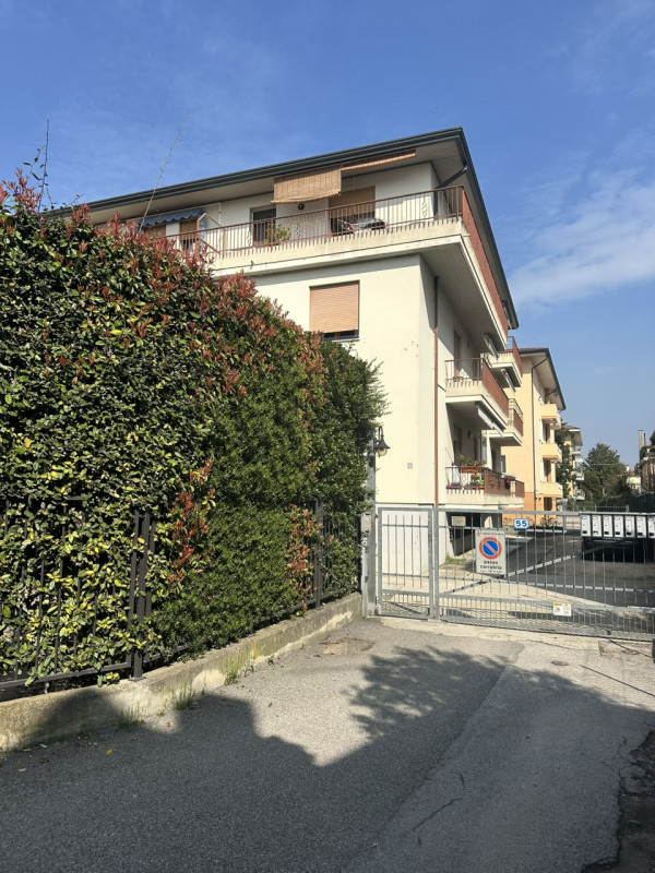 Zona Facciolati disponibile locazione a studentessa stanza matrimoniale in condivisione con altra...