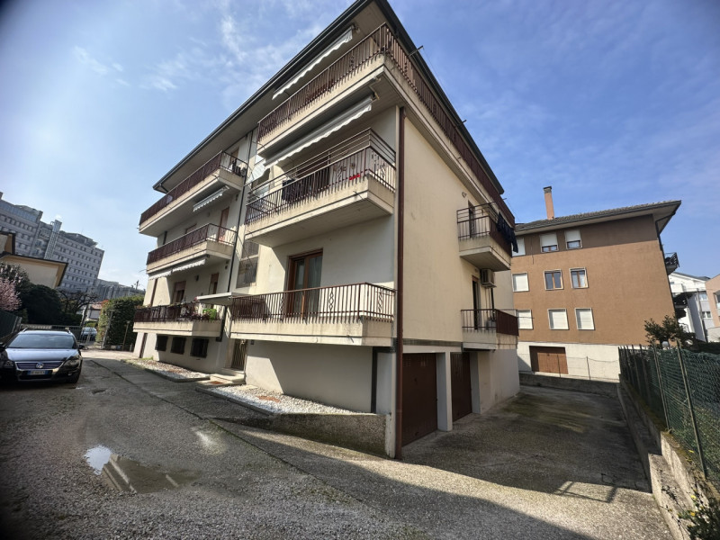 Zona Facciolati disponibile locazione a studentessa stanza matrimoniale in condivisione con altra...