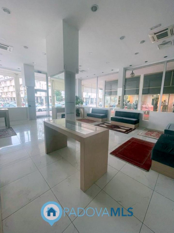 Immobile in esclusiva al Gruppo Padova MLS

Adiacente alla zona pedonale, in ottima posizione di ...