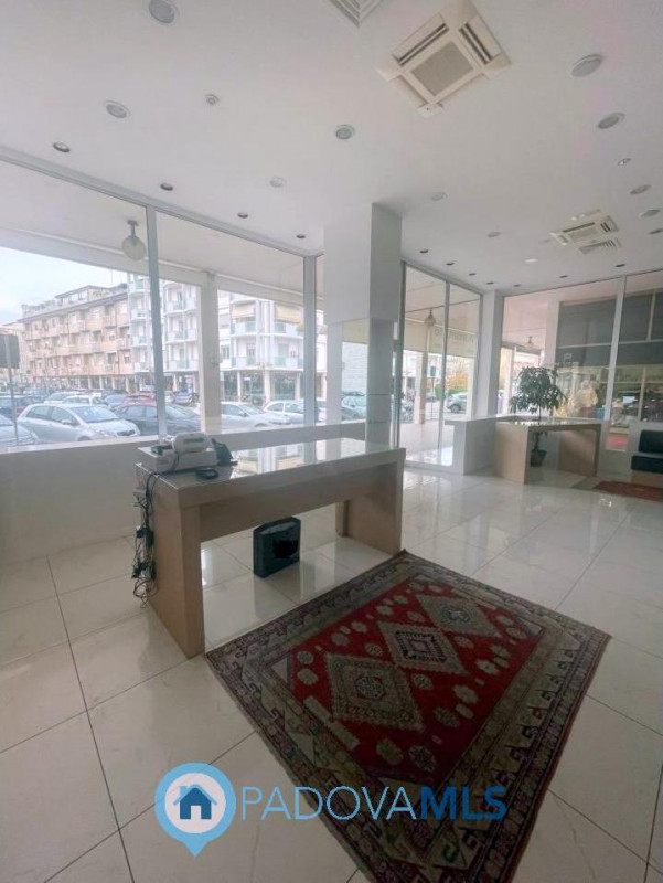 Immobile in esclusiva al Gruppo Padova MLS

Adiacente alla zona pedonale, in ottima posizione di ...