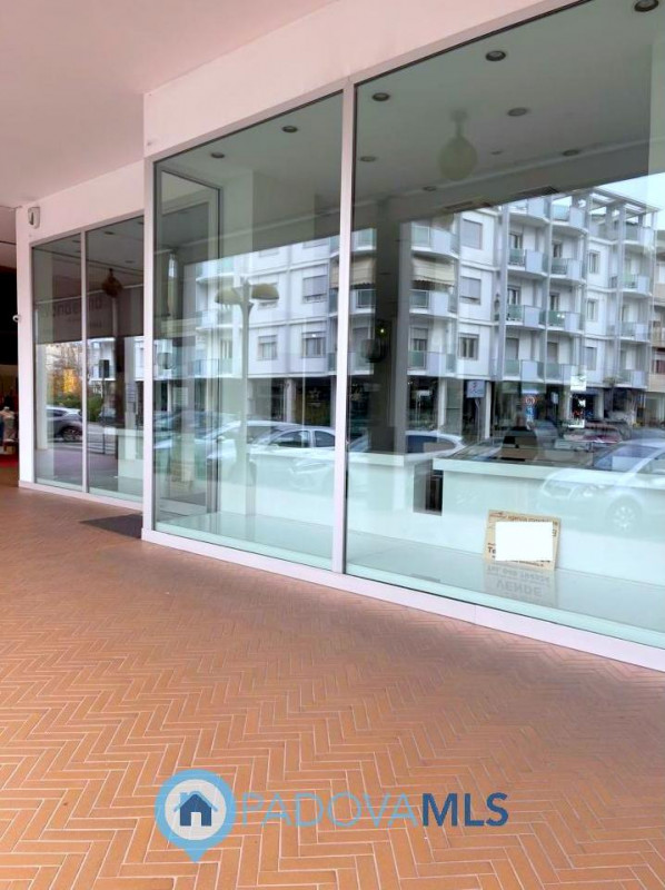 Immobile in esclusiva al Gruppo Padova MLS

Adiacente alla zona pedonale, in ottima posizione di ...