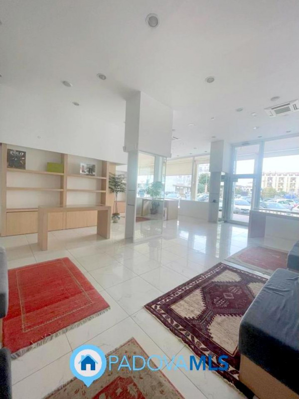 Immobile in esclusiva al Gruppo Padova MLS

Adiacente alla zona pedonale, in ottima posizione di ...