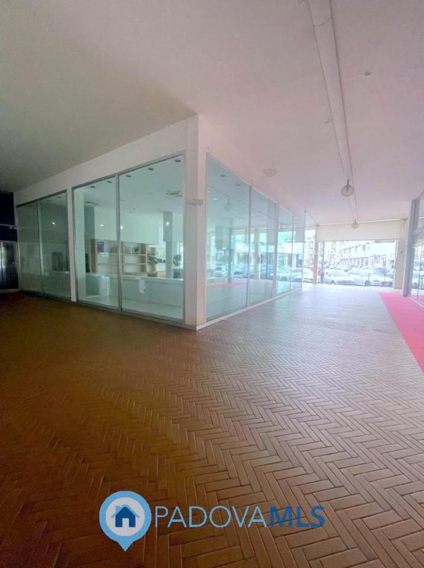 Immobile in esclusiva al Gruppo Padova MLS

Adiacente alla zona pedonale, in ottima posizione di ...