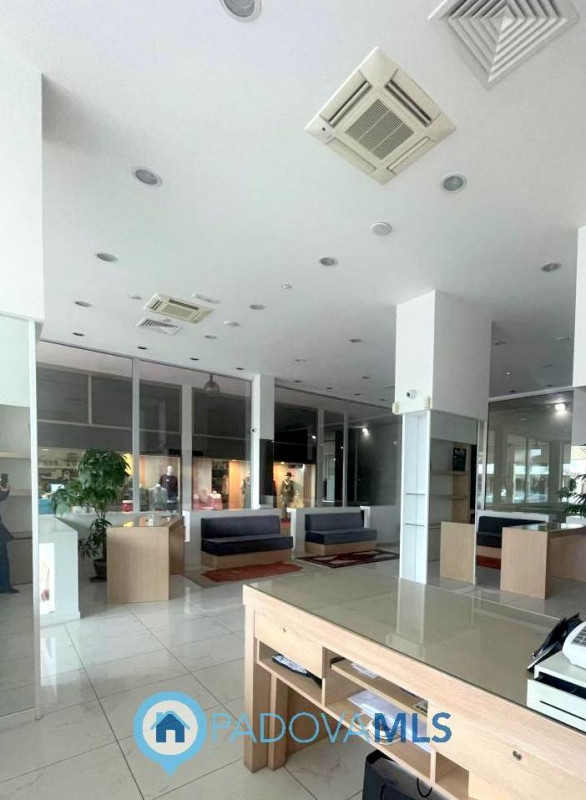 Immobile in esclusiva al Gruppo Padova MLS

Adiacente alla zona pedonale, in ottima posizione di ...