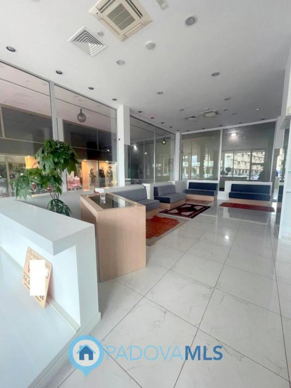 Immobile in esclusiva al Gruppo Padova MLS

Adiacente alla zona pedonale, in ottima posizione di ...