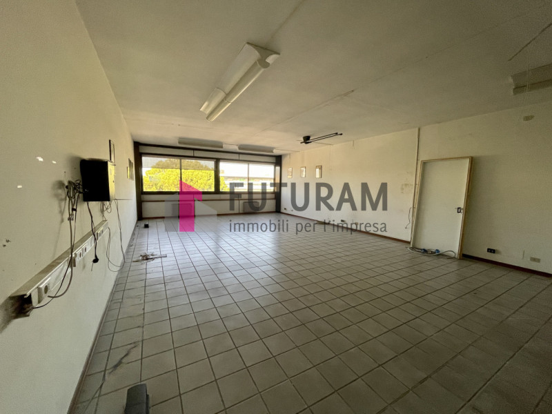 RIF: 104NM - PADOVA EST - PER INFO 340 335 8378 - 0444/310220

propongo in affitto un ufficio di ...