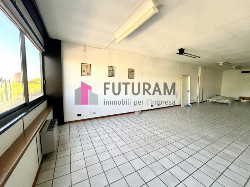 RIF: 104NM - PADOVA EST - PER INFO 340 335 8378 - 0444/310220

propongo in affitto un ufficio di ...