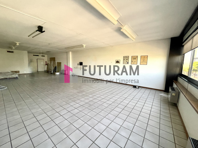 RIF: 104NM - PADOVA EST - PER INFO 340 335 8378 - 0444/310220

propongo in affitto un ufficio di ...