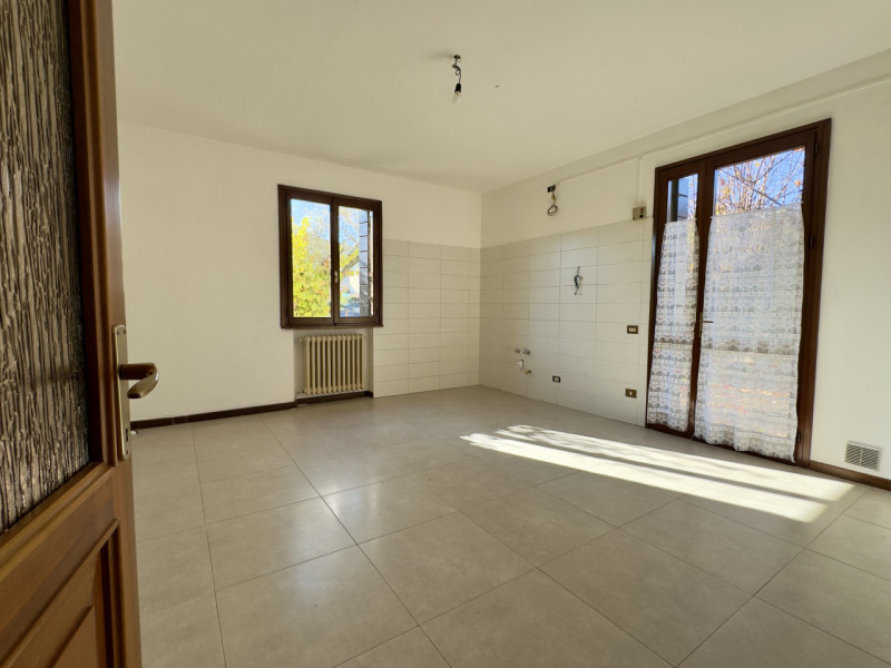 In pieno quartiere residenziale di Caselle di Selvazzano, nella zona delle “Sante”, proponiamo in...