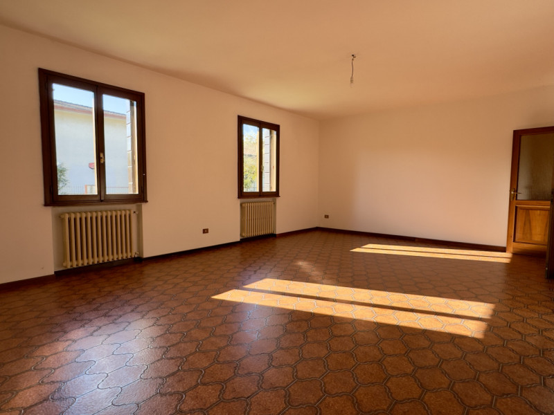 In pieno quartiere residenziale di Caselle di Selvazzano, nella zona delle “Sante”, proponiamo in...