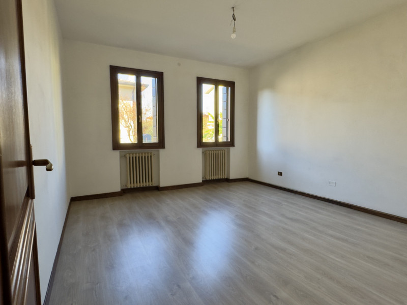 In pieno quartiere residenziale di Caselle di Selvazzano, nella zona delle “Sante”, proponiamo in...