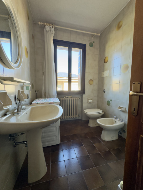 In pieno quartiere residenziale di Caselle di Selvazzano, nella zona delle “Sante”, proponiamo in...