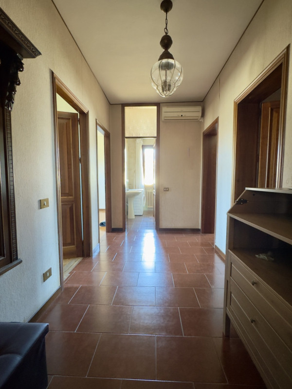 In pieno quartiere residenziale di Caselle di Selvazzano, nella zona delle “Sante”, proponiamo in...