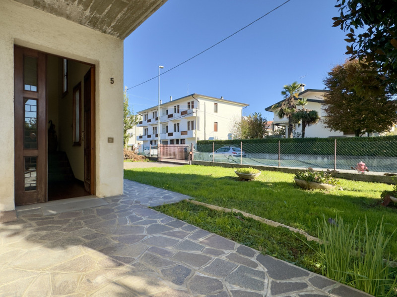 In pieno quartiere residenziale di Caselle di Selvazzano, nella zona delle “Sante”, proponiamo in...