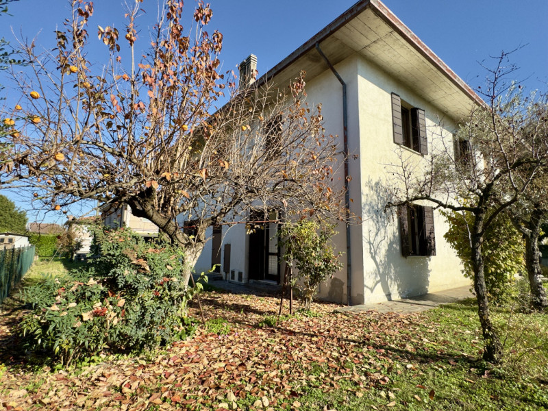 In pieno quartiere residenziale di Caselle di Selvazzano, nella zona delle “Sante”, proponiamo in...
