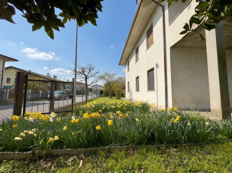 In pieno quartiere residenziale di Caselle di Selvazzano, nella zona delle “Sante”, proponiamo in...